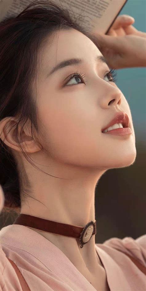 习近平同出席纪念大会的各国嘉宾登上天安门城楼